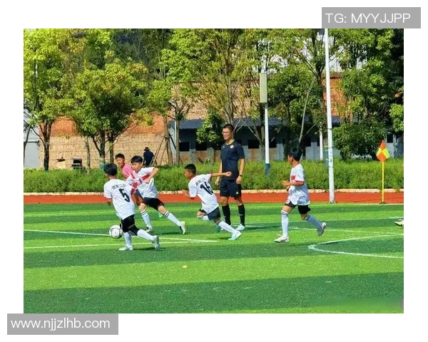 小小身躯也能展现足球梦想勇敢追逐属于自己的绿茵场